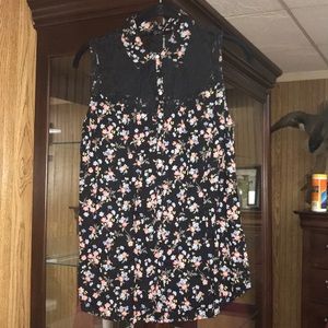 Jessica Simpson floral top!!